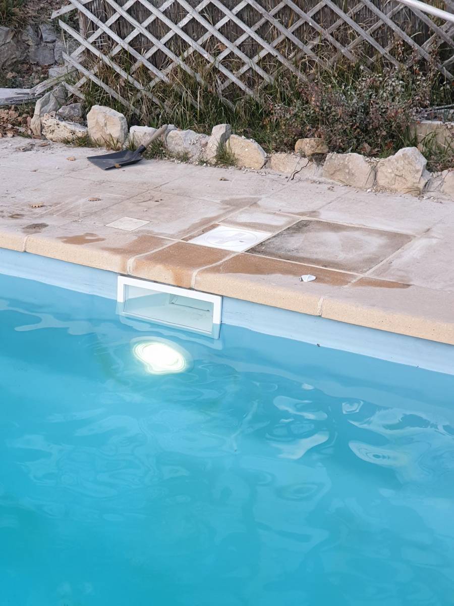 Remplacement projecteur et skimmers sur piscine coque a magagnosc
